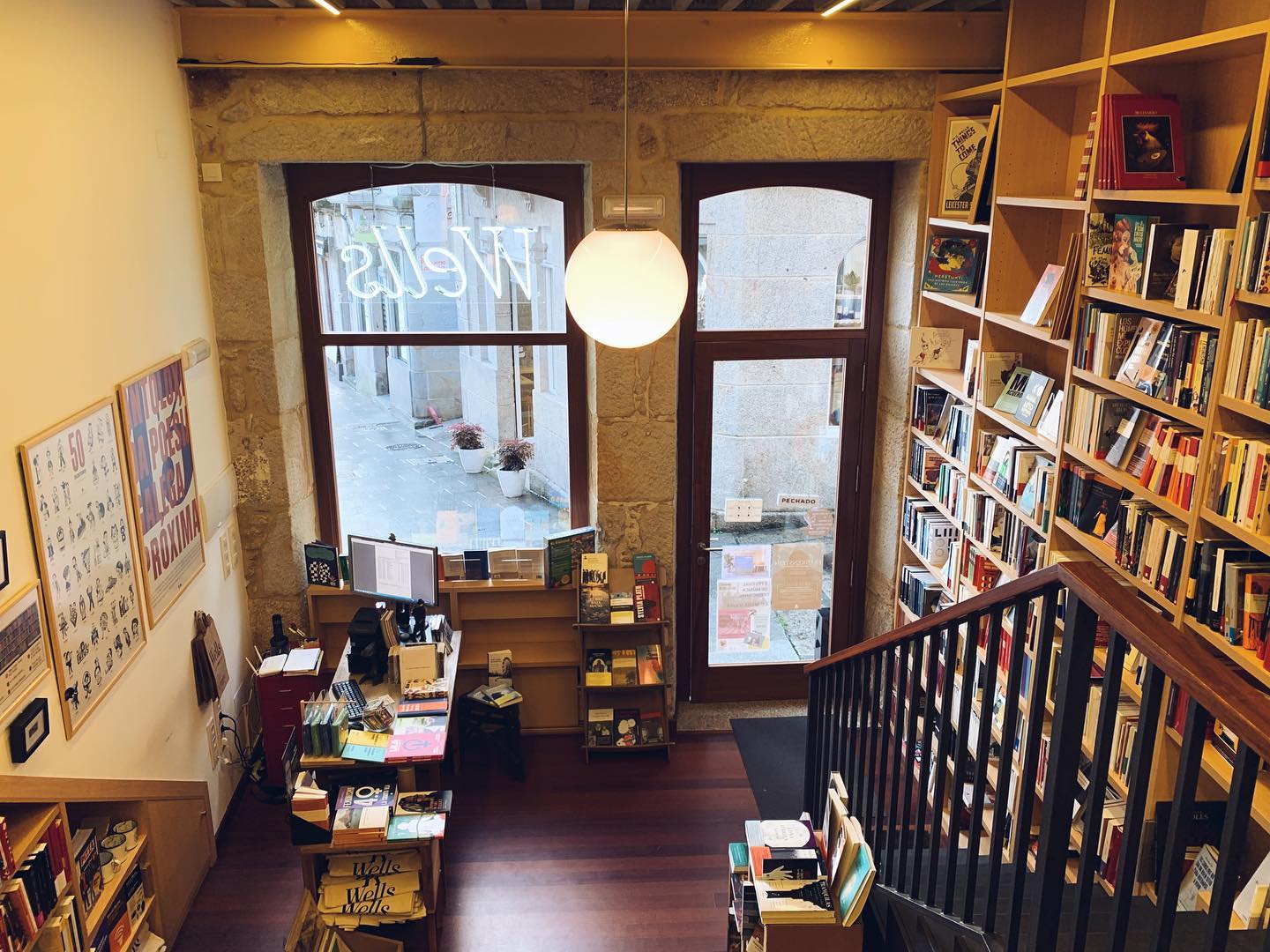 Interior da libraría